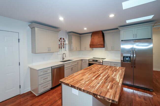 Photo - 440 S May St