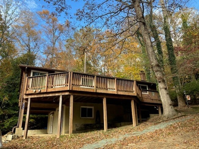 Building Photo - LAKE FRONT PARADISE