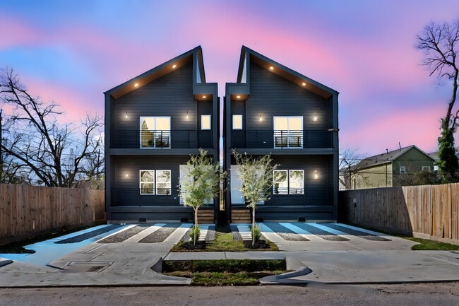 Building Photo - 234 E 39th St