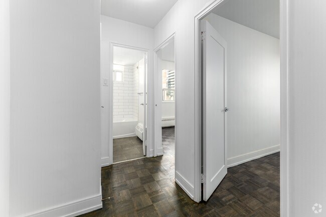 2BR, 1BA - 859SF - Hallway