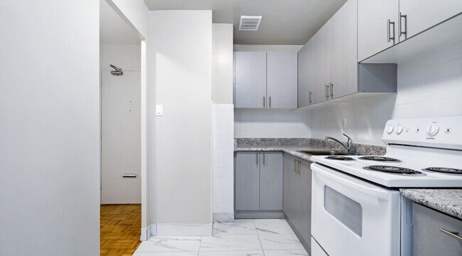 Photo - 1219 Dundas St W