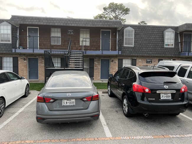 #83 ground floor door on right - 9021 Gaylord Dr Unidad 83 Rental