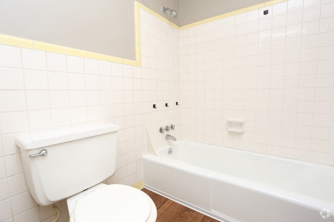 2BR, 1BA - 1050 SF - Bathroom