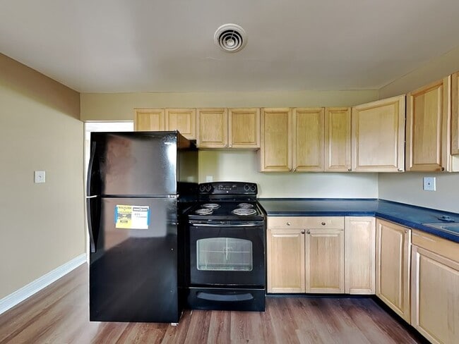 Photo - 890 Edgewood Dr