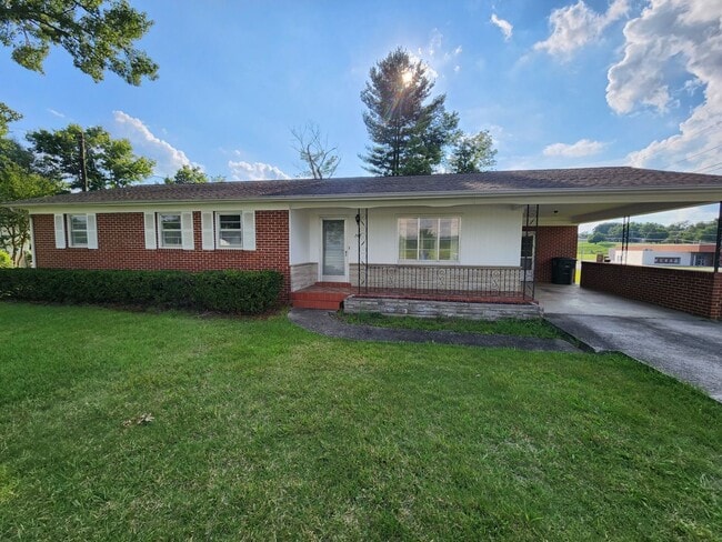 Building Photo - 3-Bedroom Home in Sparta with Hardwood Floors, Carport & Covered Porches