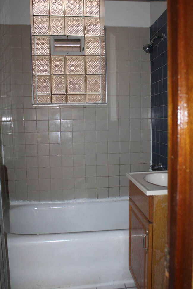 Photo - 824 E 53rd St