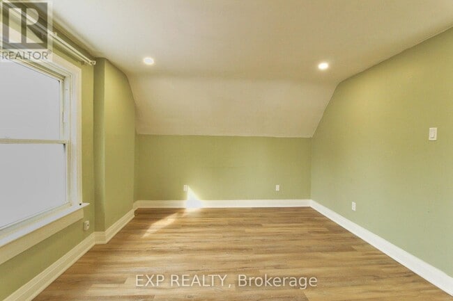 Photo - 1243 Langmuir Ave Unité Upper