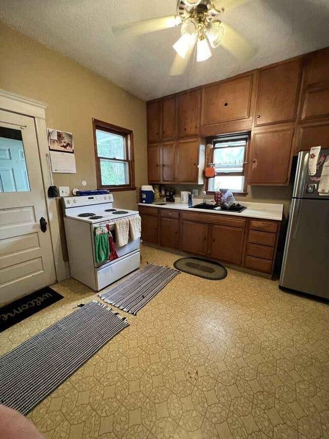 Building Photo - Fully furnished 3 bedroom 1 bathroom house!