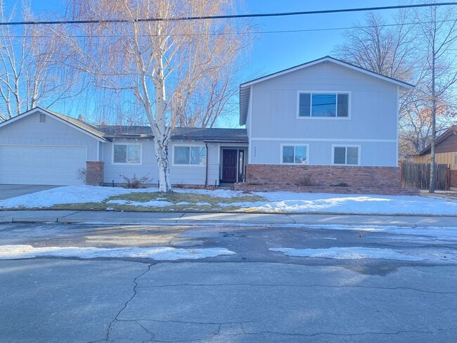 Building Photo - Large 5 Bedroom off of Mayberry Dr. Rental