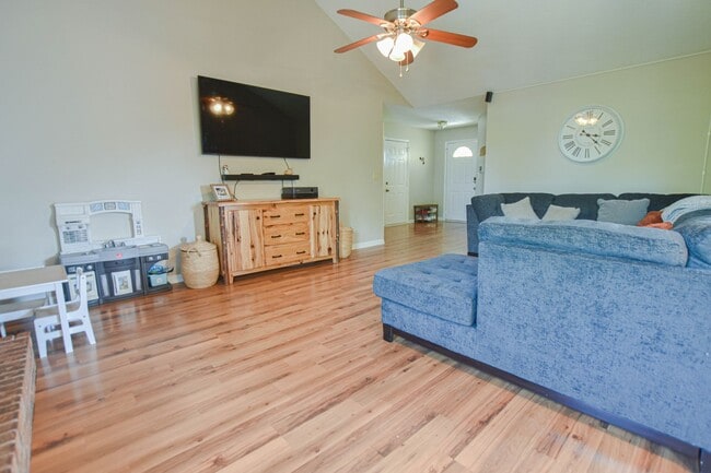 Photo - Pet Friendly Three Bedroom!