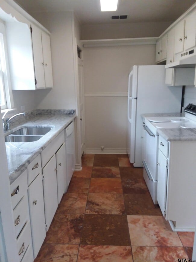 Photo - 608 W 3rd St