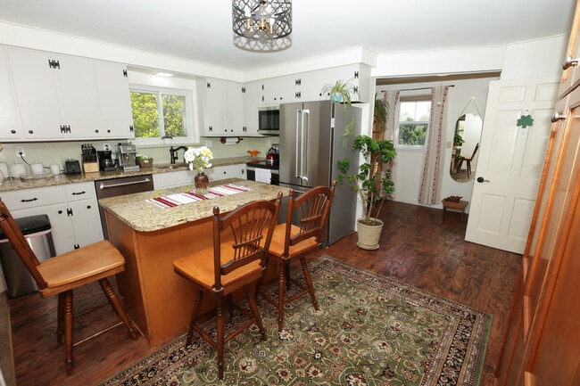 Building Photo - 27 Commonwealth Ave Unit Ukrainian Furnished Home