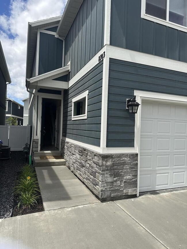 8703 N Riviera Alley