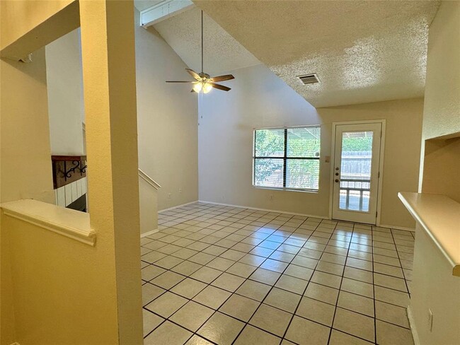 Photo - 512 Eberhart Ln Unidad 402