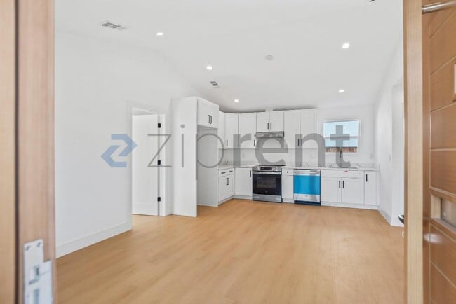 Photo - 374 S 21st St