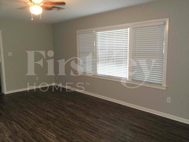 Photo - 1108 W Camp Cir