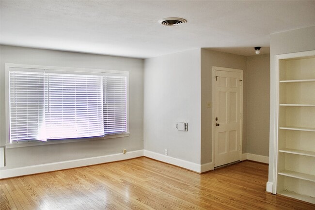 Photo - 1002 Waltway Dr