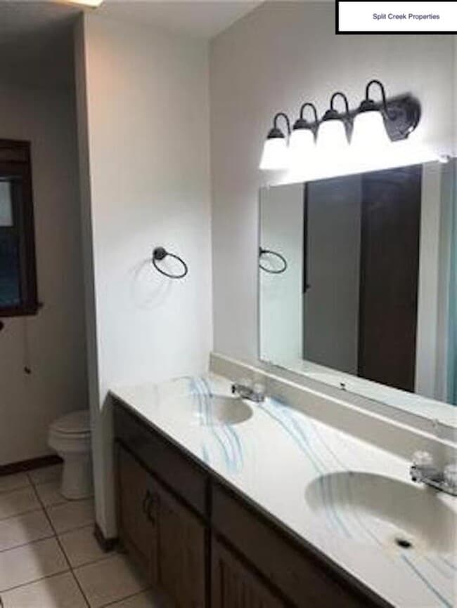 Photo - 138 Cameron Ter Unit Room 1