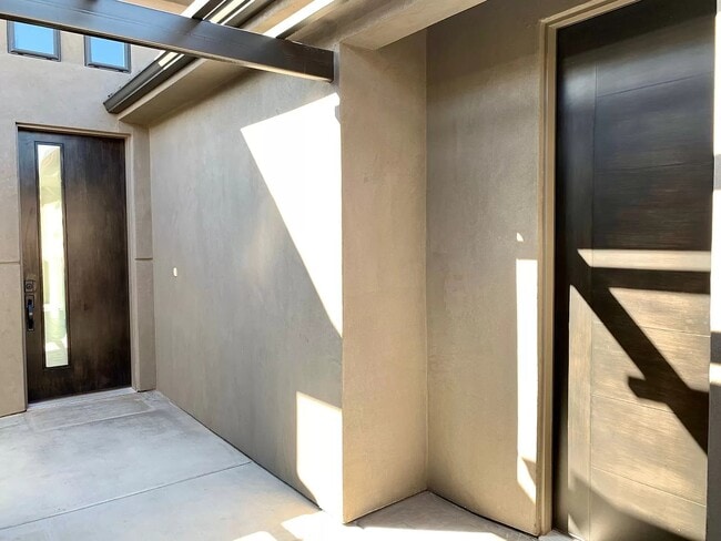 Puerta de entrada privada a la derecha. - 948 W Jonathon Dr Unidad Casita