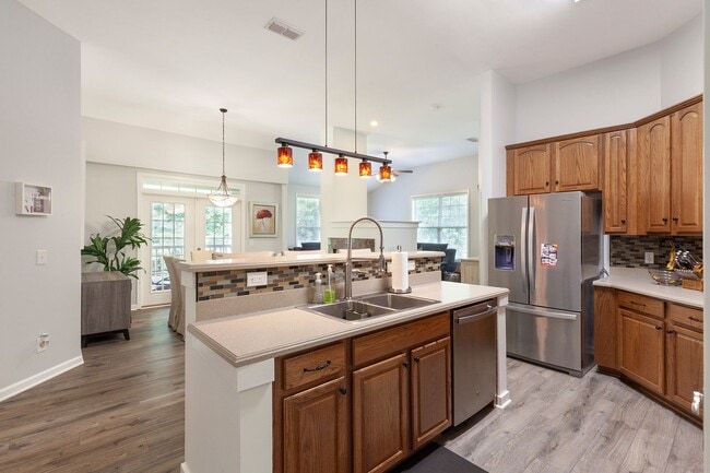 Building Photo - Gorgeous 3/2 Top Floor Condo w/ Private Vi...