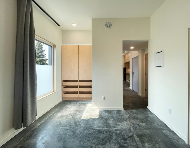 Building Photo - 1614 6th Ave Unit 107 Rental