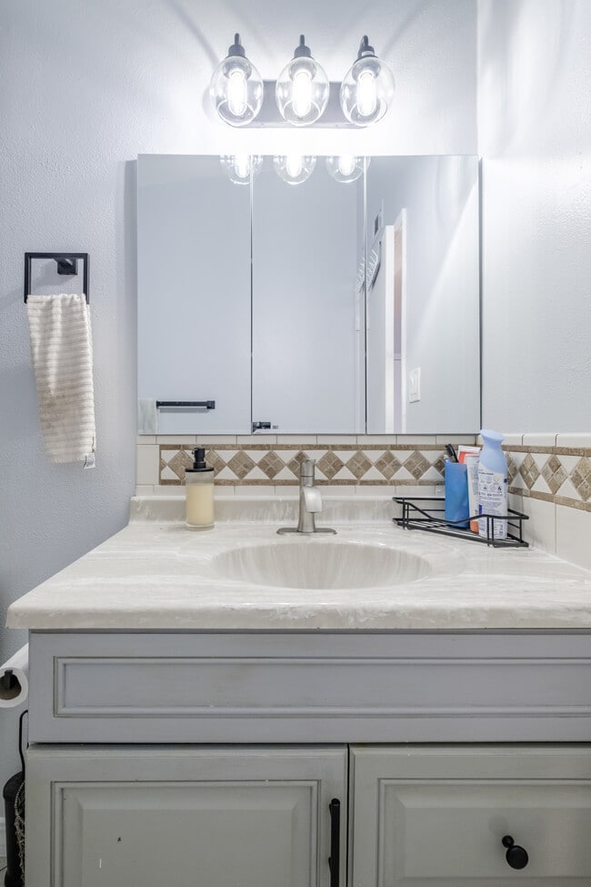 Photo - 5521 27th Ave Unidad 4