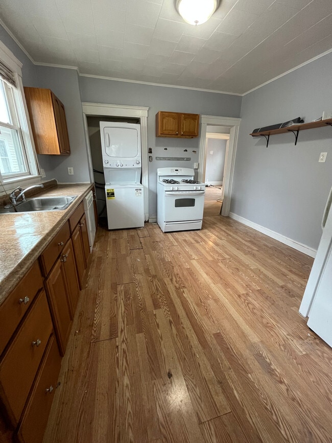 Building Photo - 70 Brentwood St Unit -