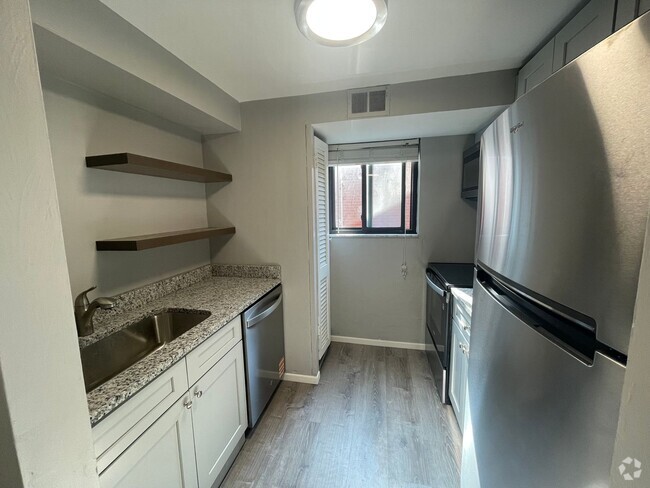 Building Photo - 650 Means Ave Unit Apt 4