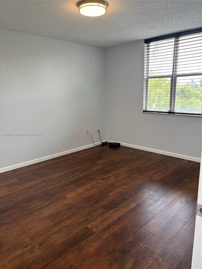 Photo - 1900 Van Buren St Unidad 320B