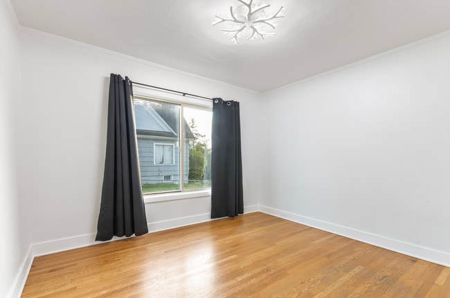 Photo - 710 Prospect Ave N