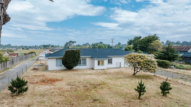 Building Photo - 3 Bedroom 1 Bathroom Single Family McKinleyville Home