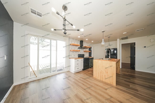 Photo - 131 W Rich St