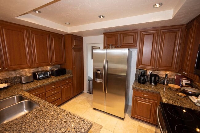 Building Photo - Beautiful - Upgraded 3 Bedroom Townhome - Excellent location