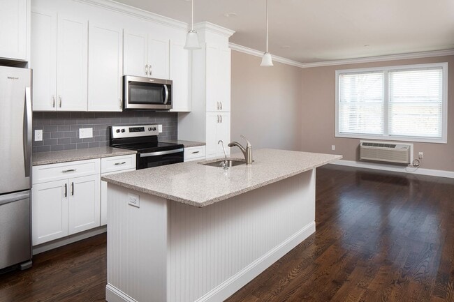 Photo - North Washington Square @ Hickory: In-Unit Washer & Dryer, Cold Water, Fitness Center, Sauna, Bar...