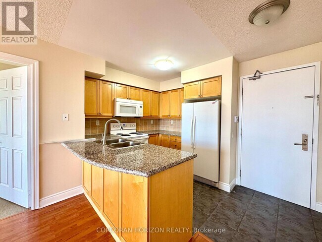 Photo - 78 Harrison Garden Blvd Unité 1411