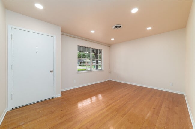 Photo - 7615 Barberton Dr