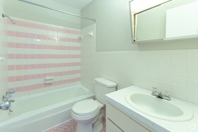 1HAB, 1BA - 680 ft² - Eastlawn Arms Apartments