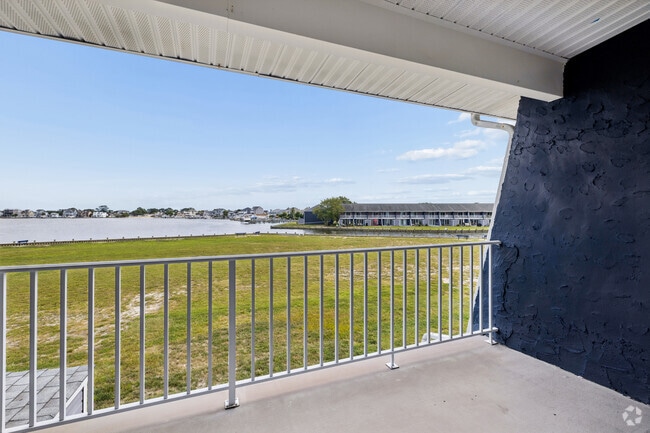2BR, 1.5BA - 950SF - Balcony