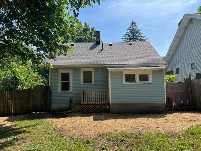 Building Photo - Freshly Updated 3 Bedroom Home with Bonus Room in North Hill
