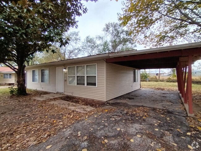 Building Photo - Priced Below other rents!!! 3 Bedroom Home...