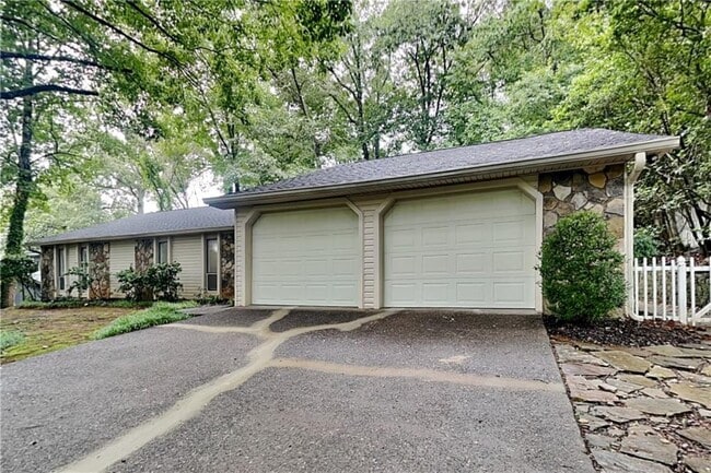 Building Photo - 1110 Lake Dr