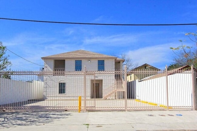 Building Photo - 2704 San Agustin Ave Unit 2