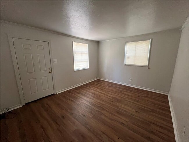 Photo - 459 Seabreeze Rd E