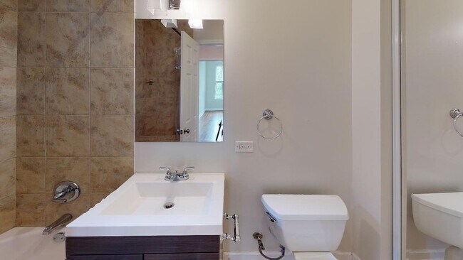Photo - Rogers Park 2 Bed 1 Bath! Available 6/10 / Dog Friendly / Laundry In Building Unit 3