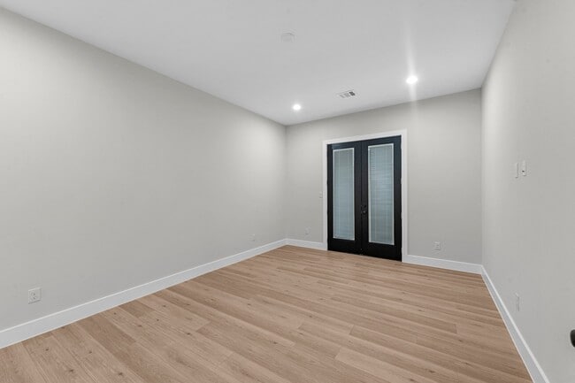 Building Photo - 2347 Knoblock St