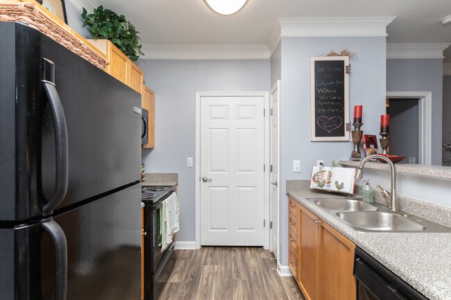 2BR, 2BA -1185 SF