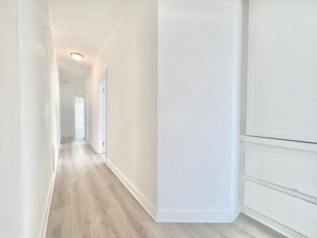 Photo - 707 W 48th St Unidad 709 1/2