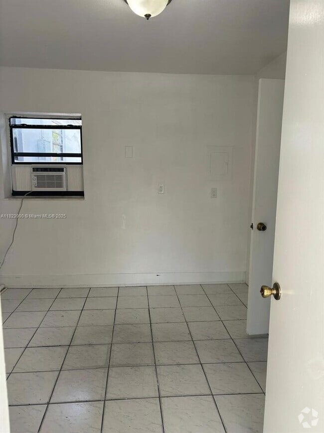 Building Photo - 1660 SW 24th Ave Unit 1660 Rental