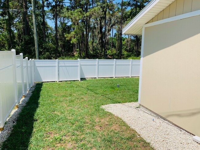 Backyard - 2710 Fern Palm Dr Unidad 2708