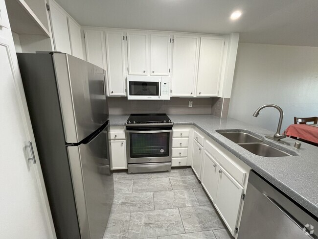 Building Photo - Beautiful 1 Bed 1 Bath Furnished Condo *Mo... Unit #215